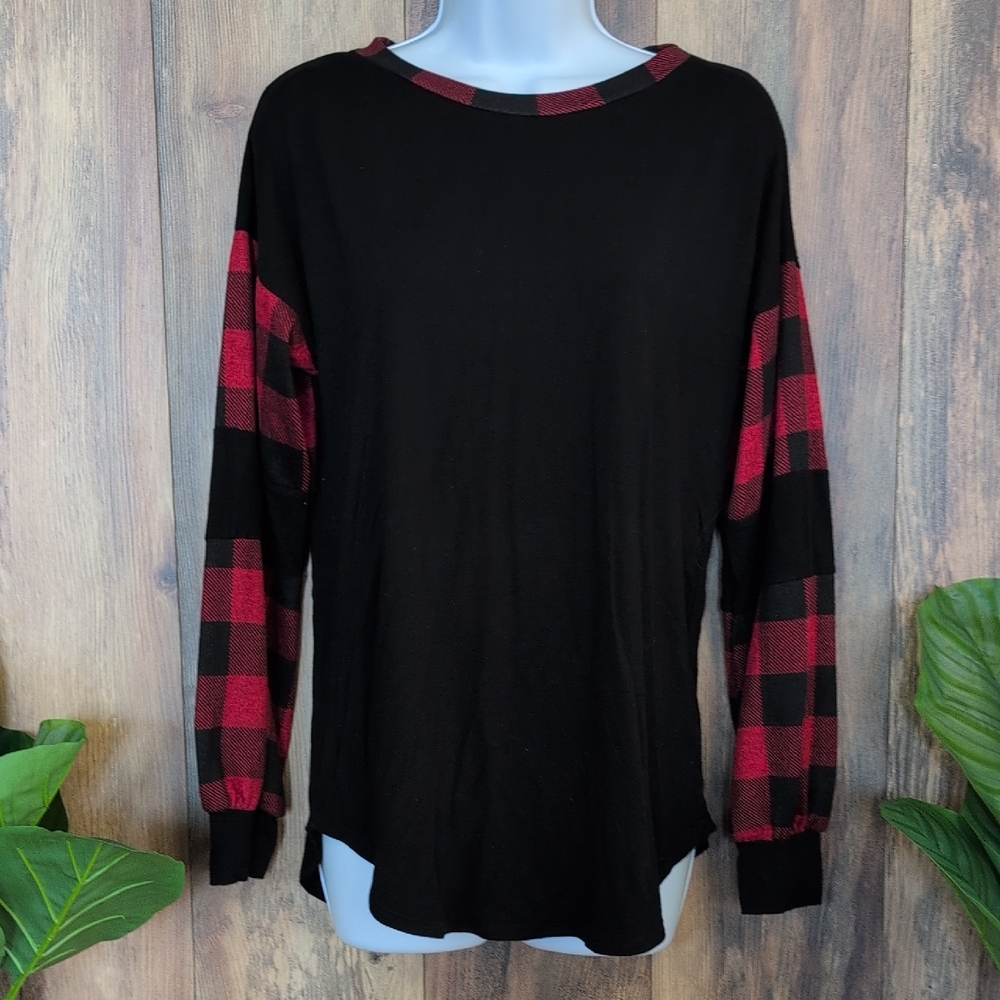 Magic Fit Black and Red Plaid Pajama Top S              C637